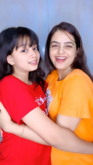 Twinkle Mishra Instagram - Yeh tera mera rishta khuda me banana hai na❤️
#momdaughter