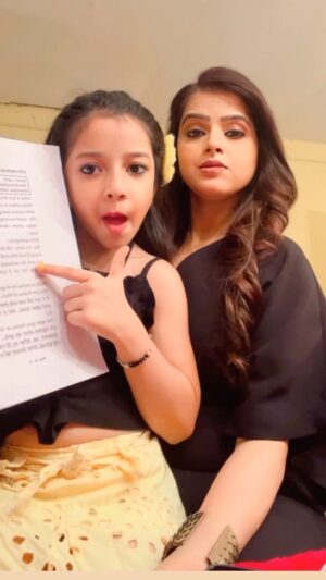 Twinkle Mishra Instagram - She is so cute 😍❤️👩👧
#shanti
#starkiran
@d_real_krishu