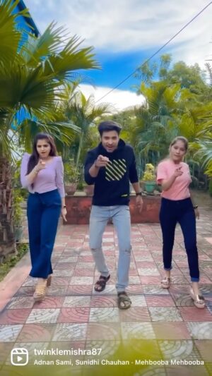 Twinkle Mishra Instagram - Team Shanti in between shots💃🕺💃
#shanti
#starkiran