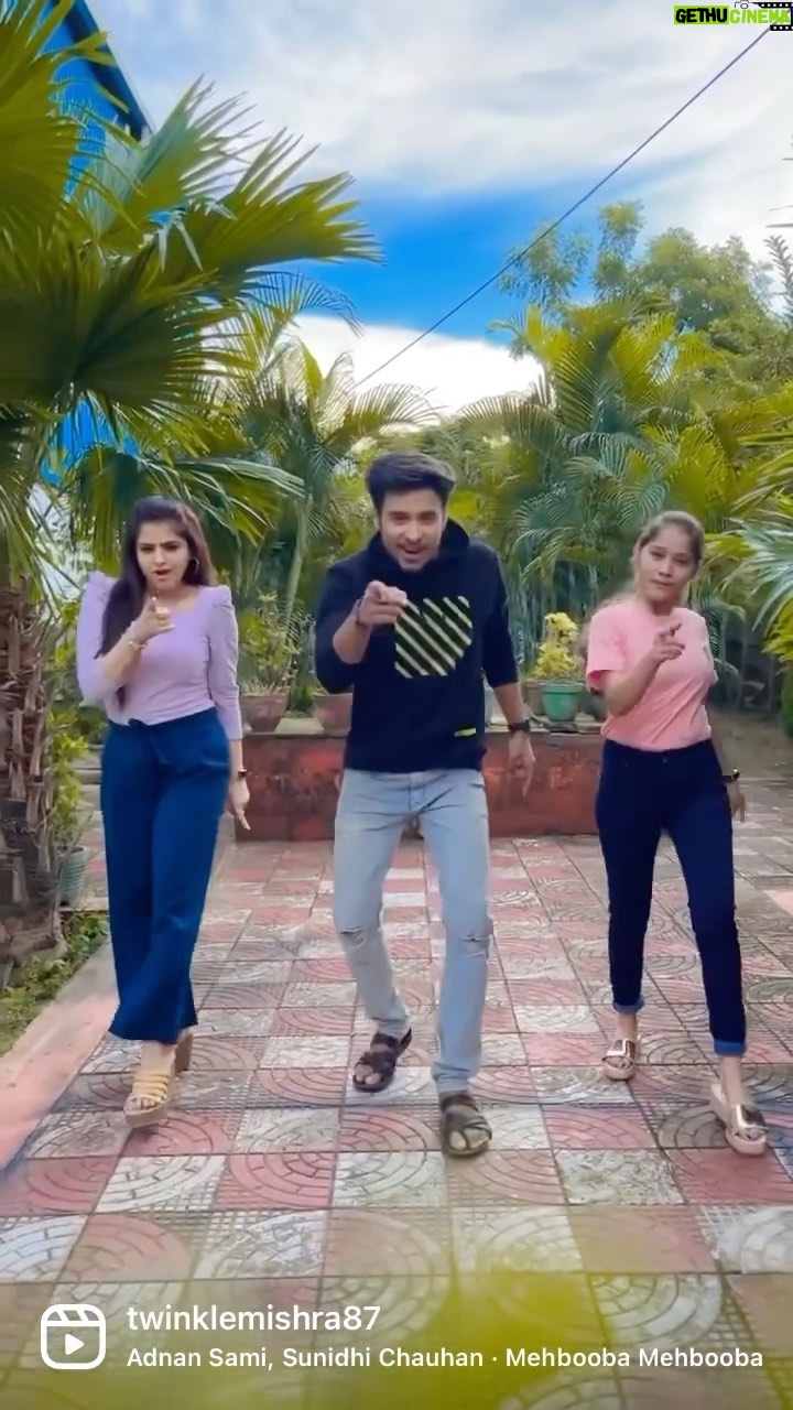 Twinkle Mishra - 5.8K Likes - Team Shanti in between shots💃🕺💃

#shanti 
#starkiran