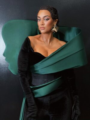 Tyra Banks Instagram - My girl @heidiklum called and I said, “I’ll be there”. @projectrunway team said “dress @wickedmovie avant-garde”, so we went there. Lawd, we WENT there. #Elphaba on my shoulder!!! Ha! TyTy’s outfit is def #defyinggravity. 

Stylist: @wilfordlenov 
The 💚 look: @bishme_cromartie 
Hair: @kiyahwright1 
Makeup: @valentefrazierartistry

@Freeform @Hulu  @DisneyPlus