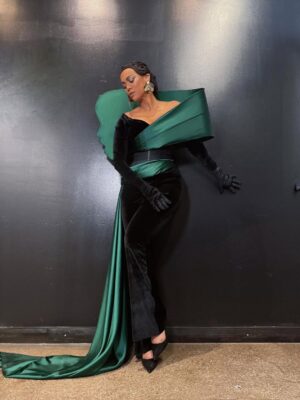 Tyra Banks Instagram - My girl @heidiklum called and I said, “I’ll be there”. @projectrunway team said “dress @wickedmovie avant-garde”, so we went there. Lawd, we WENT there. #Elphaba on my shoulder!!! Ha! TyTy’s outfit is def #defyinggravity. 

Stylist: @wilfordlenov 
The 💚 look: @bishme_cromartie 
Hair: @kiyahwright1 
Makeup: @valentefrazierartistry

@Freeform @Hulu  @DisneyPlus