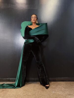 Tyra Banks Instagram - My girl @heidiklum called and I said, “I’ll be there”. @projectrunway team said “dress @wickedmovie avant-garde”, so we went there. Lawd, we WENT there. #Elphaba on my shoulder!!! Ha! TyTy’s outfit is def #defyinggravity. 

Stylist: @wilfordlenov 
The 💚 look: @bishme_cromartie 
Hair: @kiyahwright1 
Makeup: @valentefrazierartistry

@Freeform @Hulu  @DisneyPlus