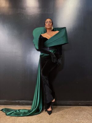 Tyra Banks Instagram - My girl @heidiklum called and I said, “I’ll be there”. @projectrunway team said “dress @wickedmovie avant-garde”, so we went there. Lawd, we WENT there. #Elphaba on my shoulder!!! Ha! TyTy’s outfit is def #defyinggravity. 

Stylist: @wilfordlenov 
The 💚 look: @bishme_cromartie 
Hair: @kiyahwright1 
Makeup: @valentefrazierartistry

@Freeform @Hulu  @DisneyPlus