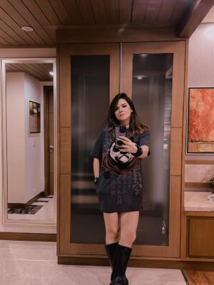 Udita Goswami Instagram - My pathetic attempts of taking mirror selfie. 😛🖤
This background sound is epic! 🤣