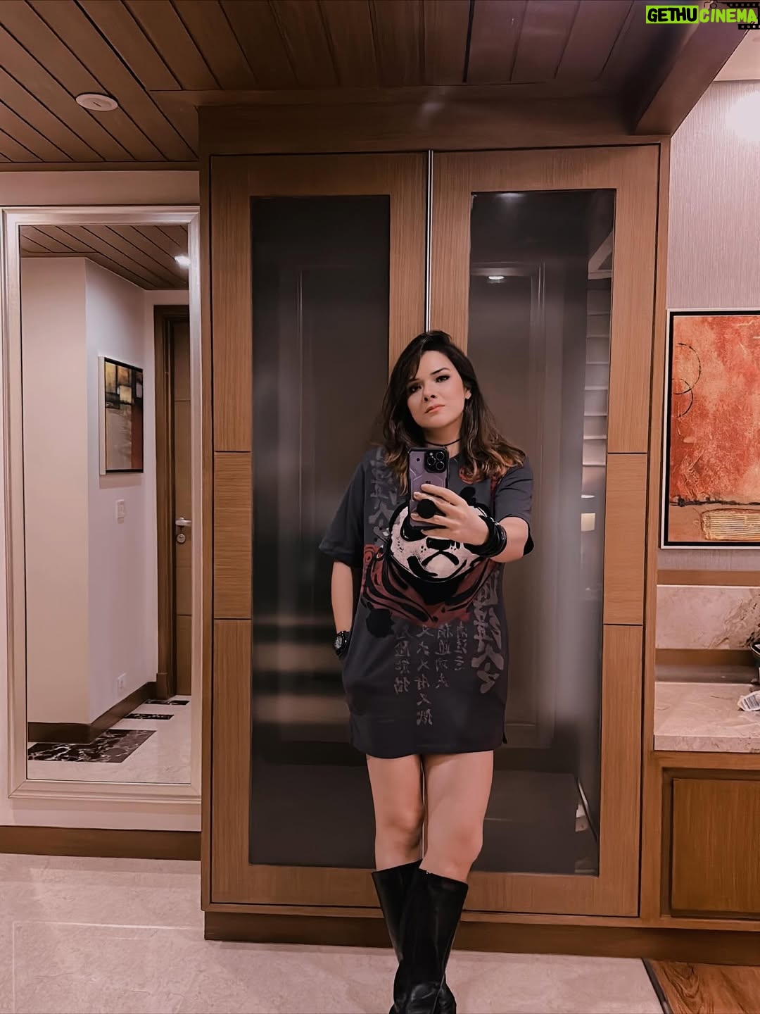 Udita Goswami - 22.6K Likes - My pathetic attempts of taking mirror selfie. 😛🖤
This background sound is epic! 🤣