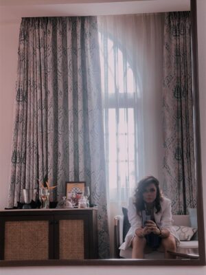 Udita Goswami Instagram - My pathetic attempts of taking mirror selfie. 😛🖤
This background sound is epic! 🤣