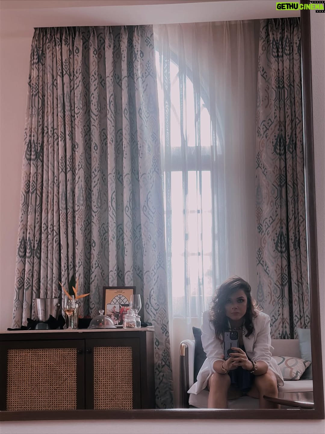 Udita Goswami - 22.6K Likes - My pathetic attempts of taking mirror selfie. 😛🖤
This background sound is epic! 🤣