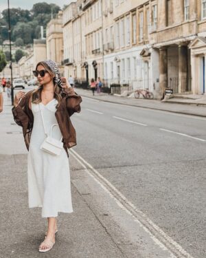 Unaisa Subair Instagram - 🤎🤍 Outfit deets 👇🏻
White dress @hm 
Headscarf @primark 
Brown shirt from India
Sandals @myzudio