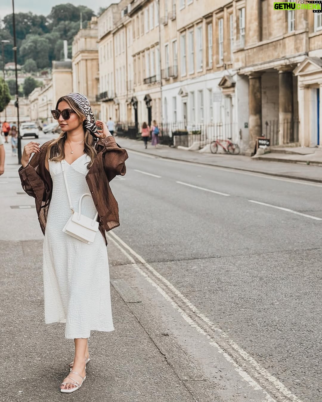 Unaisa Subair - 8.8K Likes - 🤎🤍 Outfit deets 👇🏻
White dress @hm 
Headscarf @primark 
Brown shirt from India
Sandals @myzudio