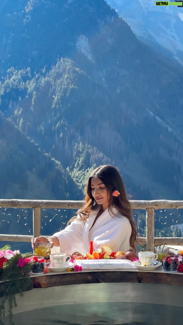 Unaisa Subair - 6.3K Likes - Breakfast from the hot tub with the mountain views 🏔️♥️ 
@chalet_al_foss