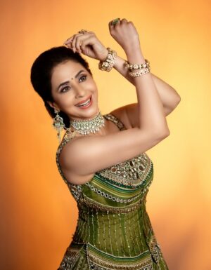 Urmila Matondkar Instagram - शुभों अष्टमी 🙏🏻🙏🏻🙏🏻

Photography : @vjsolankii 
Hairnmakeup : @vijaysharmahairandmakeup 
Styled : @kmundhe4442 
Outfit : @jiviva_ 
Jewellery : @anupa_tulsi_jewellers