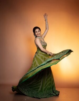 Urmila Matondkar Instagram - शुभों अष्टमी 🙏🏻🙏🏻🙏🏻

Photography : @vjsolankii 
Hairnmakeup : @vijaysharmahairandmakeup 
Styled : @kmundhe4442 
Outfit : @jiviva_ 
Jewellery : @anupa_tulsi_jewellers