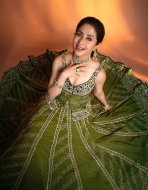 Urmila Matondkar Instagram - शुभों अष्टमी 🙏🏻🙏🏻🙏🏻

Photography : @vjsolankii 
Hairnmakeup : @vijaysharmahairandmakeup 
Styled : @kmundhe4442 
Outfit : @jiviva_ 
Jewellery : @anupa_tulsi_jewellers