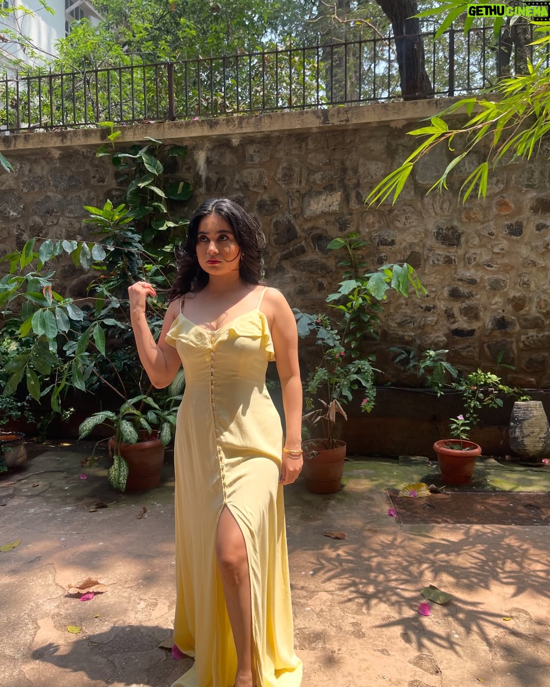 Urusa Javed - 1.3K Likes - Yellow mellow!!

Styled by: @_harshitaaa @_harshitastylesyou
