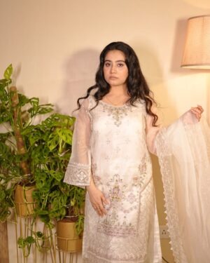 Urusa Javed Instagram - 🦢