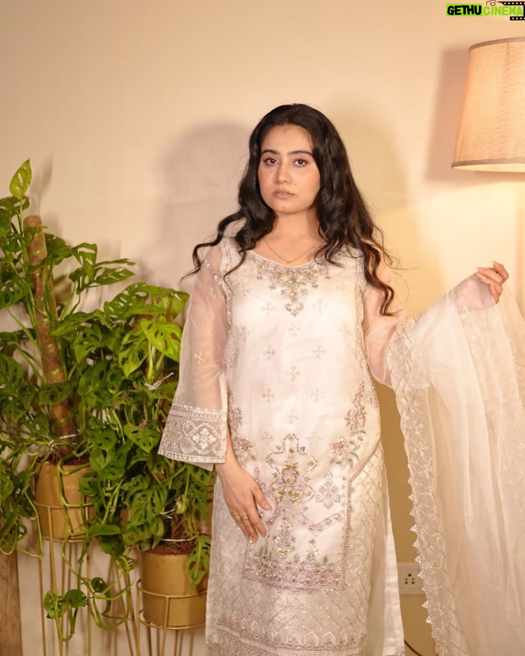 Urusa Javed - 1.1K Likes - 🦢