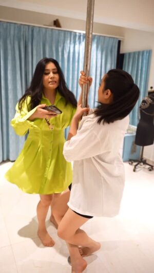 Urusa Javed Instagram - Dolly’s entertainment is so addictive ki hum din raat bas ussi ko dekhte rehte hai 🤭❤️ Aap bhi dekh rahe ho ki nahi??

Watch Dolly LIVE on #7DaysLive on @jiohotstar 🤩

@_dollyjaved  @be_a_bassi
#dollyjaved #anubhavbassi #live #jiohotstar #7daysliveonjiohotstar #jiohotstarsparks #infinitepossibilities