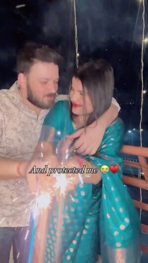 Urvi Kar Chaudhary Instagram - Careless me 🤒
#couple #couplecandid #husbandwife #husbandcaring #korekoresapnemere #wadahaiwada❤️❤️