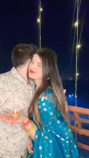 Urvi Kar Chaudhary Instagram - Diwali With my Pataka ♥️
#diwali #hardindiwali #deepawali #sareevibes #sareelove #husband #husbandandwife #couplegoals #love #shadhi #jaatbengali