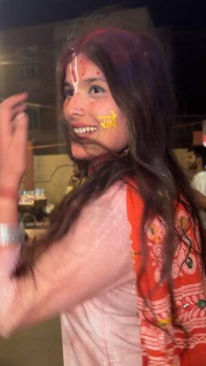Urvi Kar Chaudhary Instagram - Vrindavan Holi is a bliss ❤️
#vrindavan #holi #bankebihari #brajkiholi #holi2025
#mathuravrindavan #goritulathmaar