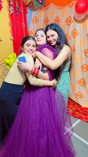 Urvi Kar Chaudhary Instagram - Girl friends >>>>>>>>>>💓
(Girlfriends, friendship , 90s baby , dancing reel , friends dance ideas )