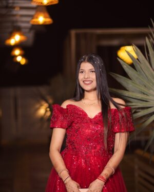 Urvi Kar Chaudhary Instagram - In my me era ♥️
#firstbirthday #mommypost #redgown #poses #posesforpictures