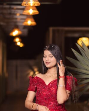 Urvi Kar Chaudhary Instagram - In my me era ♥️
#firstbirthday #mommypost #redgown #poses #posesforpictures