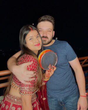 Urvi Kar Chaudhary Instagram - Kya baat hai aaj ki chandni mein ♥️
#karwachauth #couplegoals #jaatjaatni #jaatbengali #urvikki #urvichaudhary #love