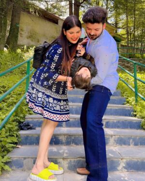 Urvi Kar Chaudhary Instagram - Smiles, Mountains & memories 🤌🏻💕
#FamilyTrip #ShimlaDiaries #KufriViews #ChailChronicles #MountainVibes #TravelWithLove #IlahiFeels #BollywoodTravelMood #SmilesInTheHills #FamilyGoals #WanderlustWithBaby #HillStationHappiness #MemoriesMade