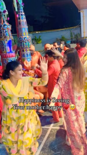 Urvi Kar Chaudhary Instagram - Maa khush hum khush 💯🙏🏻
(Happiness mother daughter reel , mother happy, maa and beti , tuesday hanuman ji arti , kabhi khushi kabhi gham song reel )