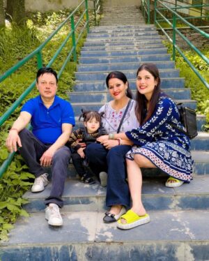 Urvi Kar Chaudhary Instagram - Smiles, Mountains & memories 🤌🏻💕
#FamilyTrip #ShimlaDiaries #KufriViews #ChailChronicles #MountainVibes #TravelWithLove #IlahiFeels #BollywoodTravelMood #SmilesInTheHills #FamilyGoals #WanderlustWithBaby #HillStationHappiness #MemoriesMade