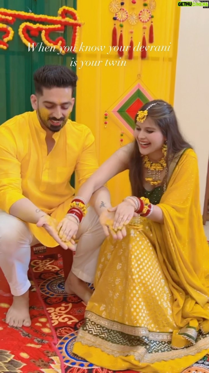 Urvi Kar Chaudhary - 191K Likes - #haldiceremony 💕💛

#haldiceremony #devarbhabhi #devarkishaadi #brothersisterlove #brother #shadhi #yellow #yellowlehenga #flowers #flowerjewellery #dhiktana #urvi #urvikkishadi
