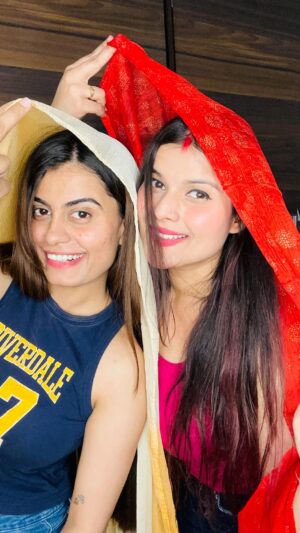Urvi Kar Chaudhary Instagram - Koi samjhao isse 😂
#ShaadiMood #OverExcitedFriend #WeddingVibes #HypeSquad #BestieGoals #ShaadiSeason #DostiUnlimited #WeddingFun #ekkunwaraphirgayamara