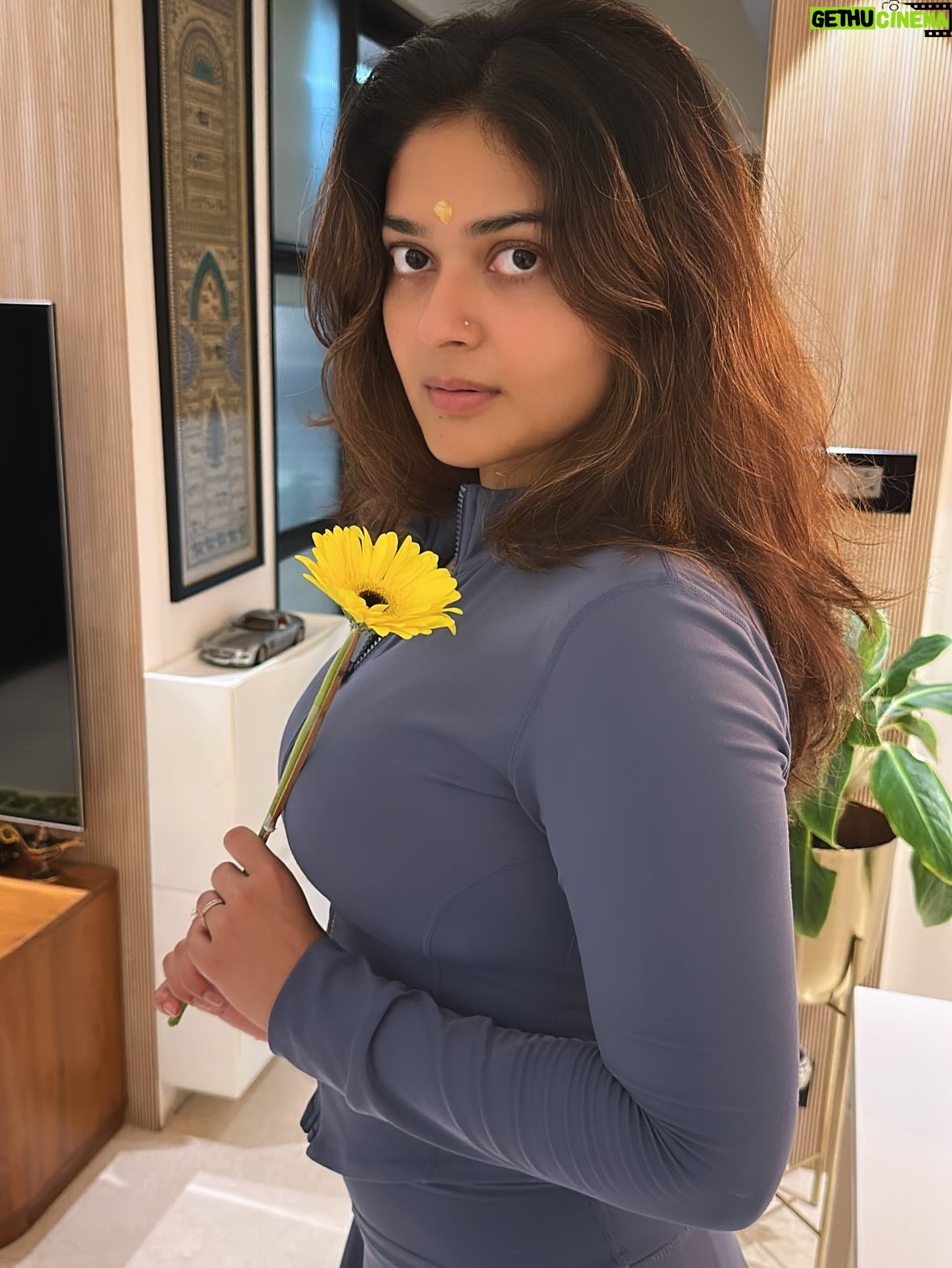 Vaibhavi Shandilya - 33.2K Likes - A little flower, a little pose, a lot of grace.🌼