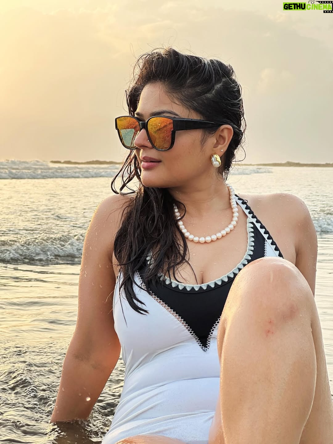 Vaibhavi Shandilya - 55.4K Likes - Golden hour with my golden energy 🧿