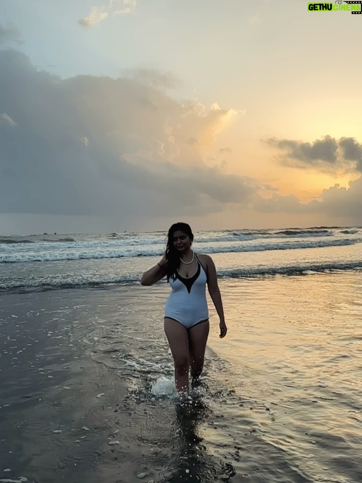 Vaibhavi Shandilya - 55.4K Likes - Golden hour with my golden energy 🧿