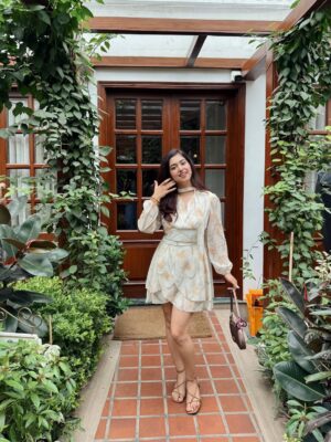 Vaishali Attri Instagram - Tere sang laagi jo preet re🤍✨

Dress- @savana (comment for link) 🔗 
📍 @ikkpanjab (sector-26, chandigarh)

#ootd #minidress #flaredress #summeroutfitideas #savana #girlsdayout
