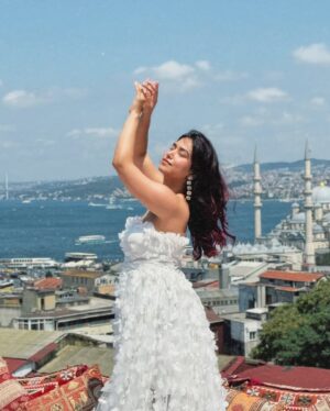 Vaishali Attri Instagram - living my fairytale dreams 🧚🏻‍♀️🤍✨

Finally checked off a bucket list dream: A stunning photoshoot in Istanbul, draped in a white dreamy gown🙈 The enchanting cityscape of Istanbul served as the perfect backdrop, with its blend of history and modernity. From the vibrant streets to the majestic skyline, every moment felt like a fairytale come true🤌🏻✨

#turkeytravel #turkey #istanbul #bucketlist #photoshootideas #traveldiaries #dreamy