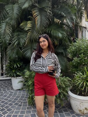 Vaishali Attri Instagram - Last picture tho… 🫢🍟🖤 (comment for outfit links) 

#ootd #stripedshirt #redshorts #kittenheels