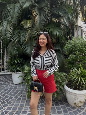 Vaishali Attri Instagram - Last picture tho… 🫢🍟🖤 (comment for outfit links) 

#ootd #stripedshirt #redshorts #kittenheels