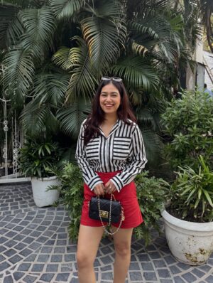 Vaishali Attri Instagram - Last picture tho… 🫢🍟🖤 (comment for outfit links) 

#ootd #stripedshirt #redshorts #kittenheels