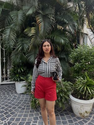 Vaishali Attri Instagram - Last picture tho… 🫢🍟🖤 (comment for outfit links) 

#ootd #stripedshirt #redshorts #kittenheels