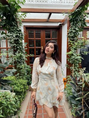 Vaishali Attri Instagram - Tere sang laagi jo preet re🤍✨

Dress- @savana (comment for link) 🔗 
📍 @ikkpanjab (sector-26, chandigarh)

#ootd #minidress #flaredress #summeroutfitideas #savana #girlsdayout