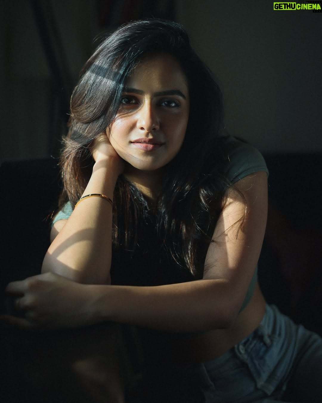 Vaishnavi Chaitanya - 660.9K Likes - ✨LET THE LIGHT FIND YOU✨

📸 @pranav.foto