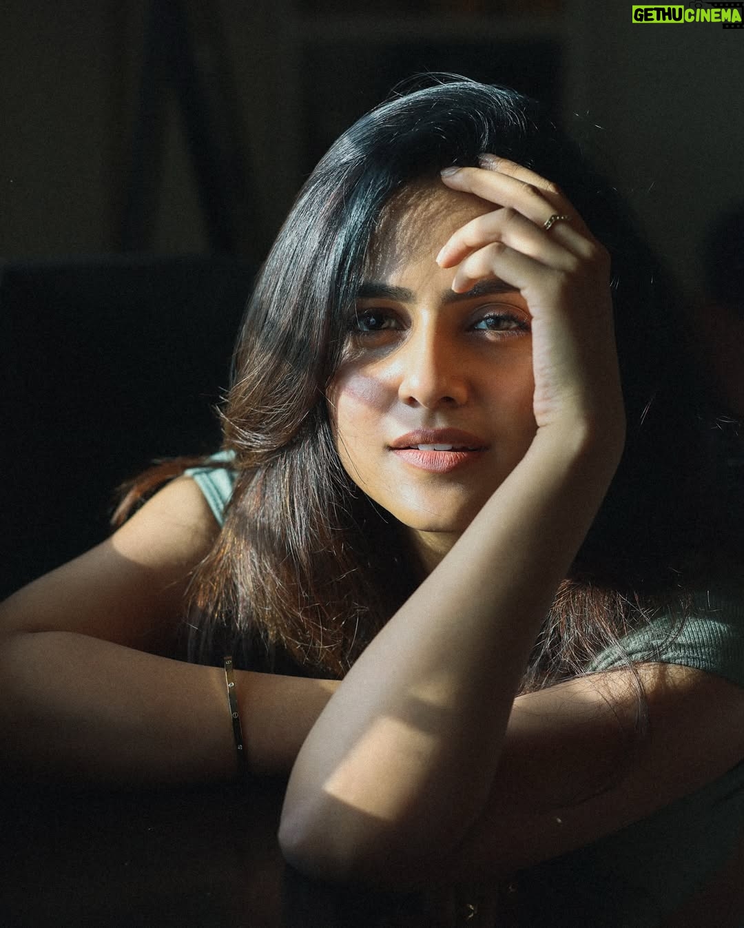 Vaishnavi Chaitanya - 660.9K Likes - ✨LET THE LIGHT FIND YOU✨

📸 @pranav.foto