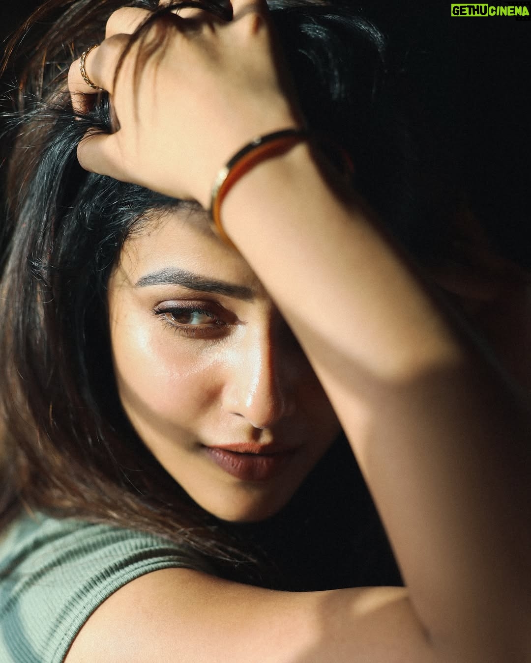 Vaishnavi Chaitanya - 660.9K Likes - ✨LET THE LIGHT FIND YOU✨

📸 @pranav.foto