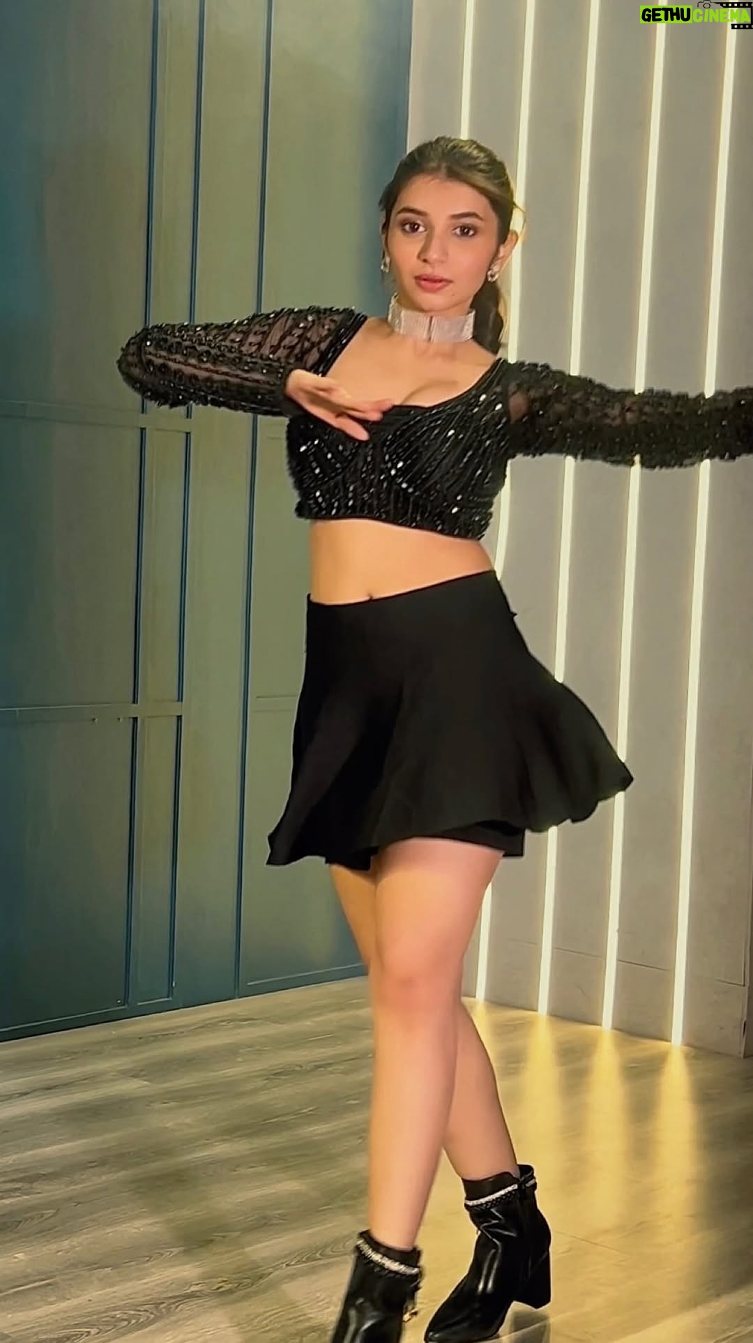 Vaishnavi Ganatra - 19.5K Likes - Main Albeli 💃🏻🖤

Choreography and direction @paragtakalkar @akshay_wakle_ @studio.seven.official 
HMU @bellezabyrutuvaid 

#dance #bollywood #instagram #instagood #fyp #explore #explorepage #foryou #foryoupage #vaishnaviganatra #love