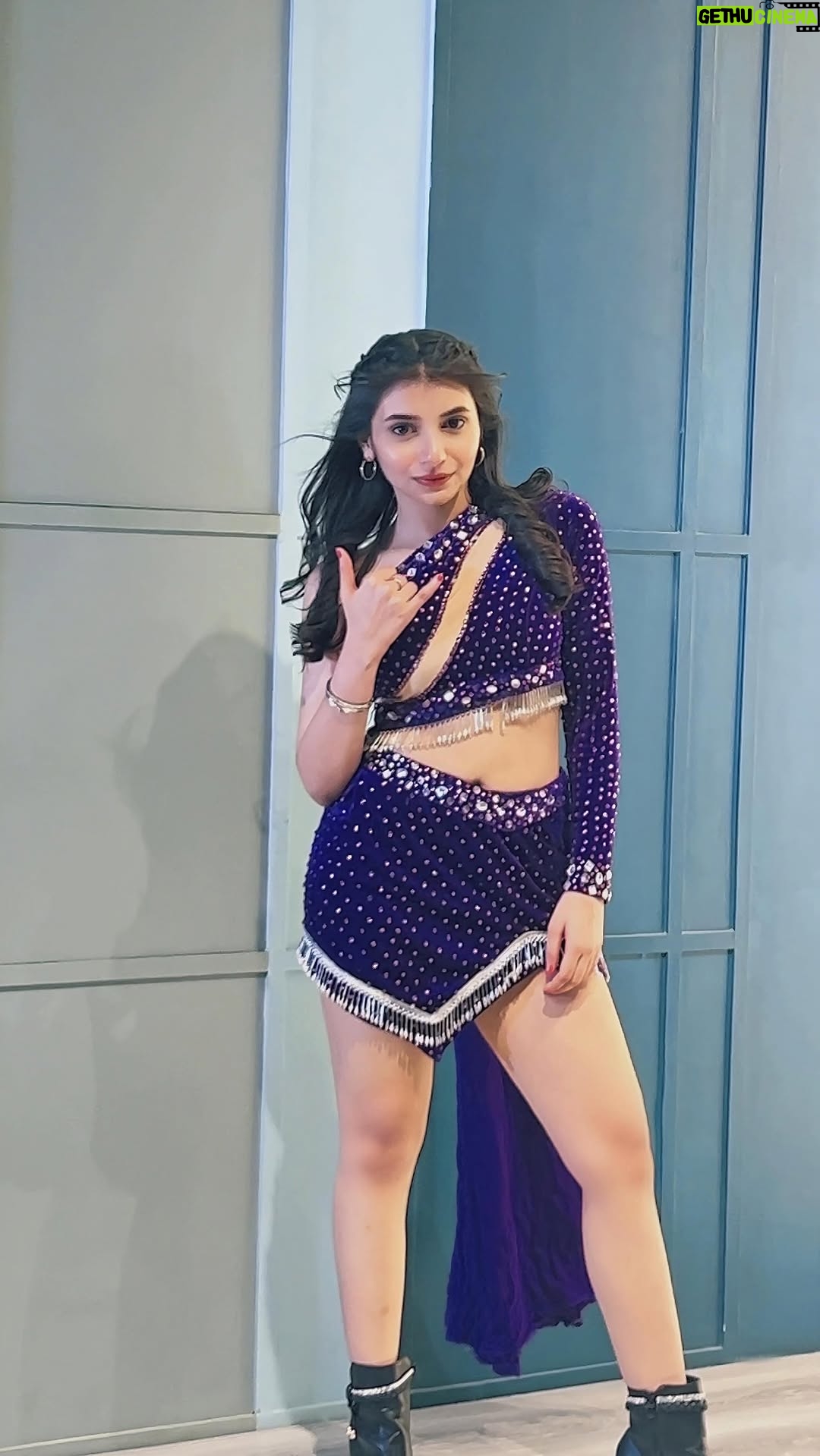 Vaishnavi Ganatra - 20.3K Likes - Rangilo maro dholna 😉

Choreography and Direction @paragtakalkar @being_groover @studio.seven.official 
HMU @bellezabyrutuvaid 

#dance #dholna #hiphop #instagram #instagood #fyp #explore #explorepage #foryoupage #foryou #vaishnaviganatra #trending