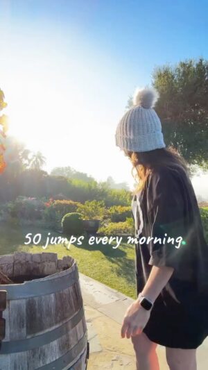Valerie Bertinelli Instagram - Good Morning ☀️
The Google says when you jump 50x or for one minute in the morning, it can increase your blood flow, support bone density (super important at my age), and stimulate your lymphatic system, which helps to flush toxins. It’s a quick (and for me fun) way to transition the body from rest to activity, up your energy, and set in some positivity for the day. 
I’ve been doing this for about a month and I love it. For years, I’ve been going outside first thing in the morning while my coffee is brewing to breathe in some fresh air and enjoy the birds chitter-chatter, so why not add in a few hops while soaking up the sunrise 🥰
🎶So go ahead and jump!🎶
(Sorry, I couldn’t resist 🤭)

Song playing: Made to Wander @croweboysband